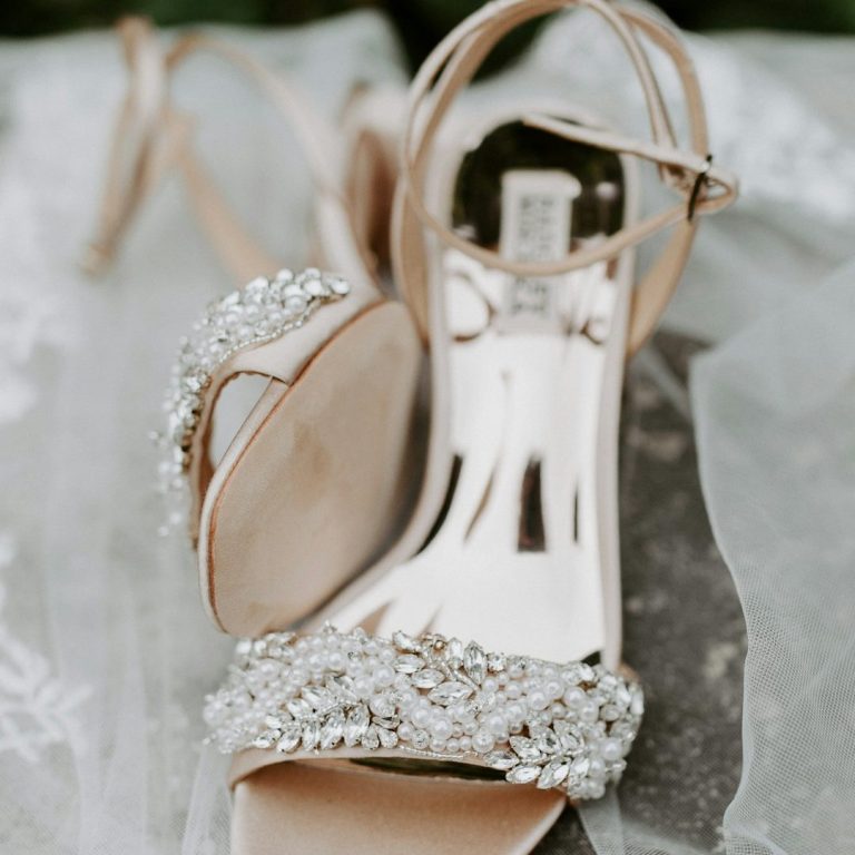 Elegante-Sandalen-Hochzeit-Brautkleid-BrautSchuhe Elegante, hohe Sandalen mit glitzernden Verzierungen und reflektierender Sohle.